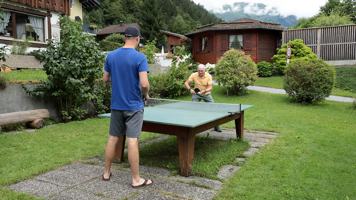 Hans Mom en Sytse van der Zwan aan het tafeltennissen bij pension Monteneu.